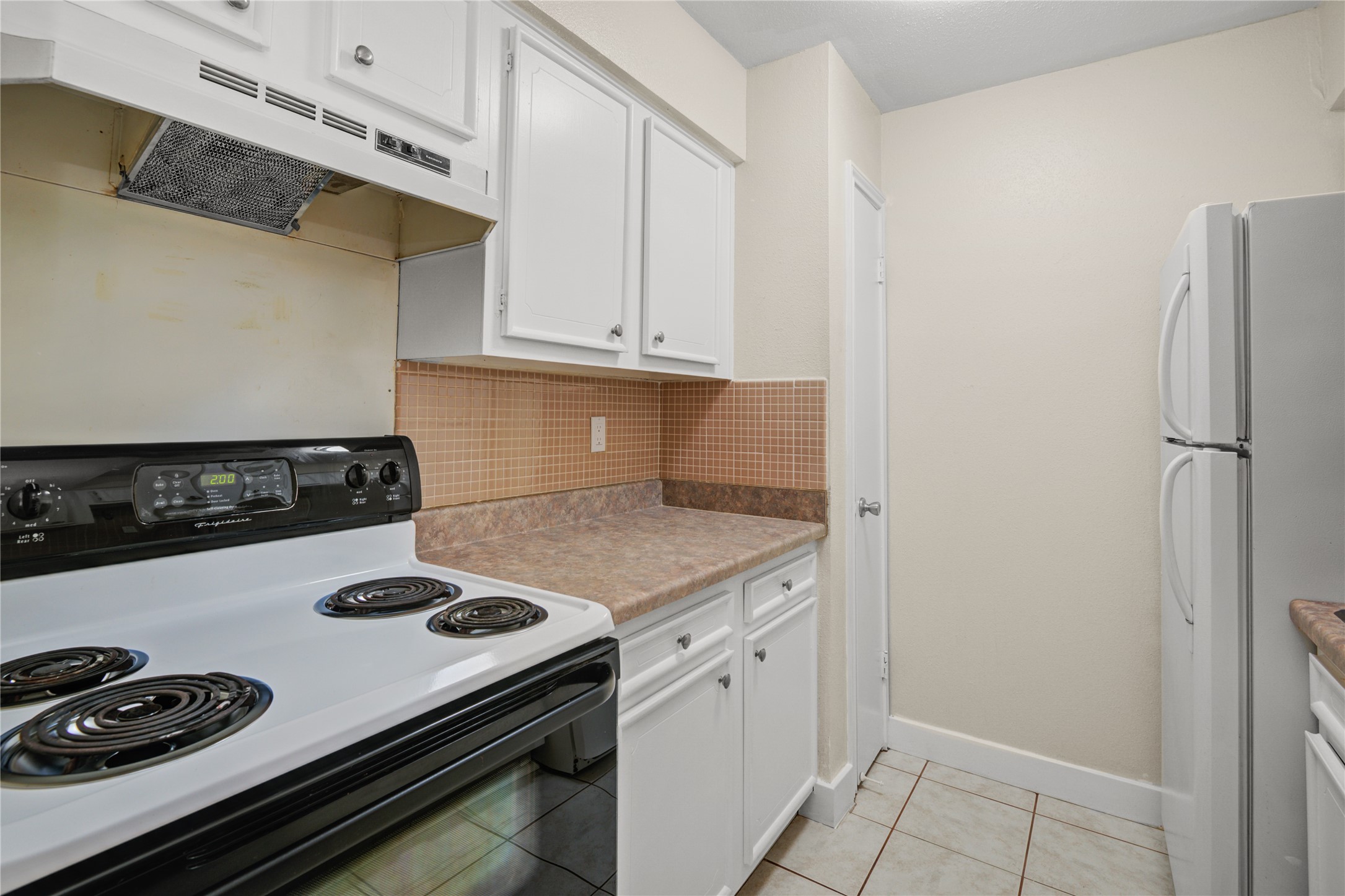 11540 Chimney Rock Road, Unit 117 Houston, TX 77035 - Photo 16 of 38 a kitchen with a stove and a refrigerator
