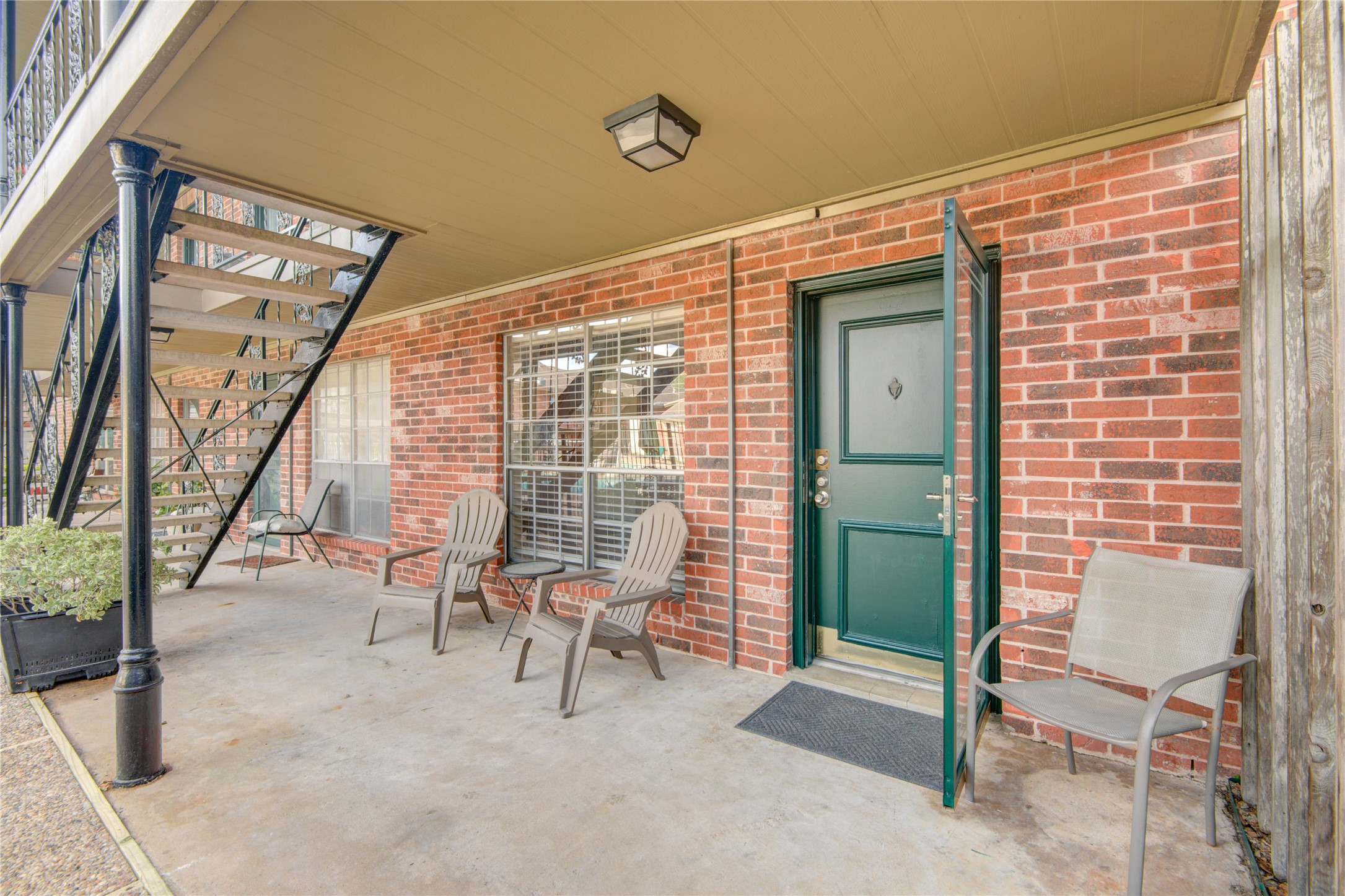 11540 Chimney Rock Road, Unit 117 Houston, TX 77035 - Photo 4 of 38 a balcony with furniture and a gate
