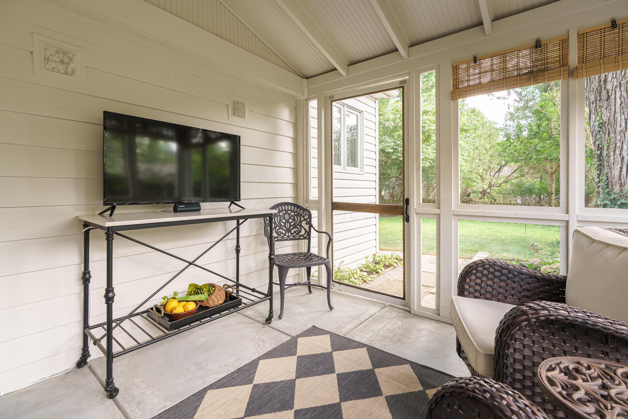 421 Richards Road Columbus, OH 43214 - Photo 6 of 38 Screened in porch