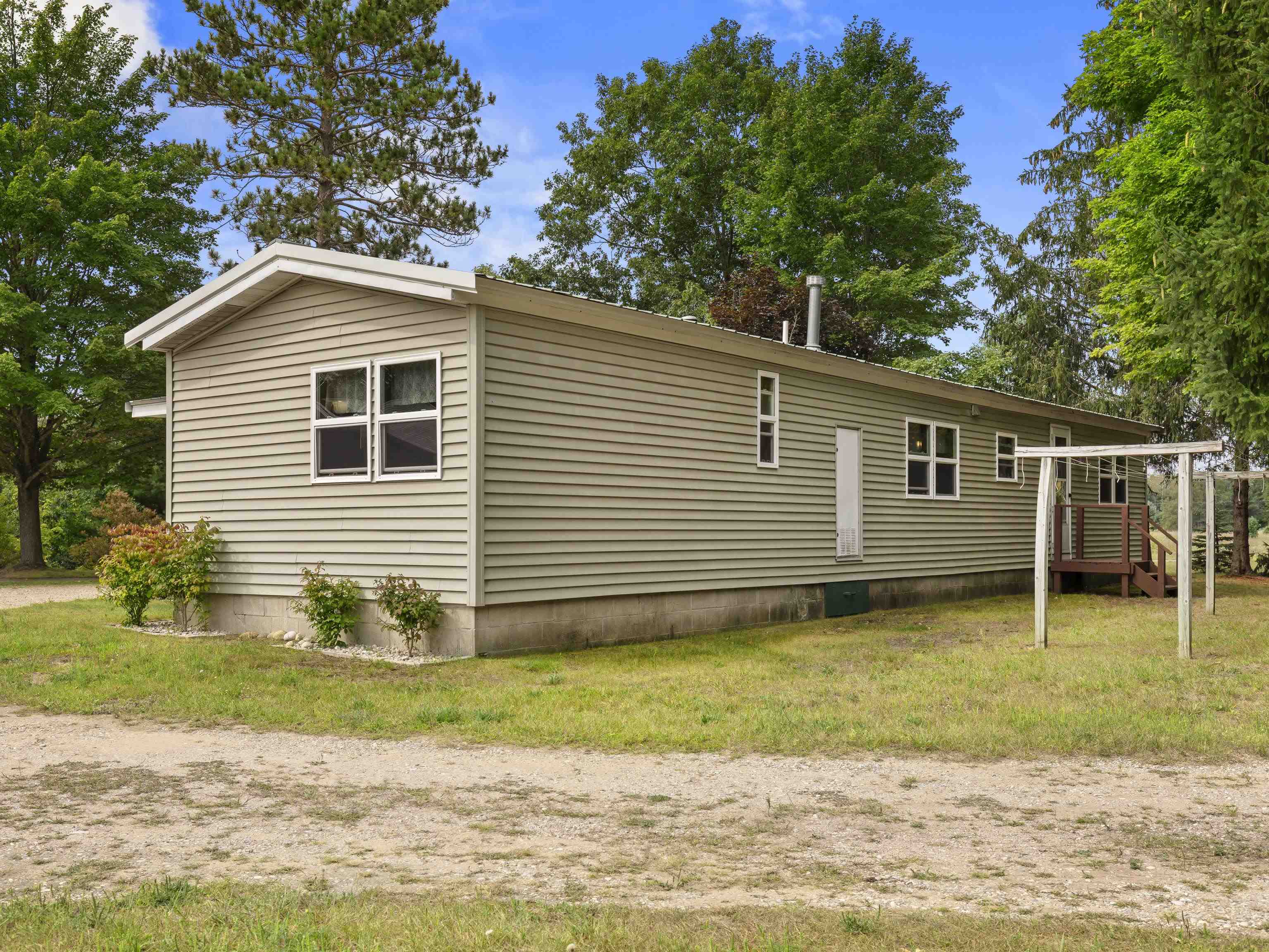 1473 North Lamb Road Interlochen, MI 49643 - Photo 9 of 32 Gallery Image 9