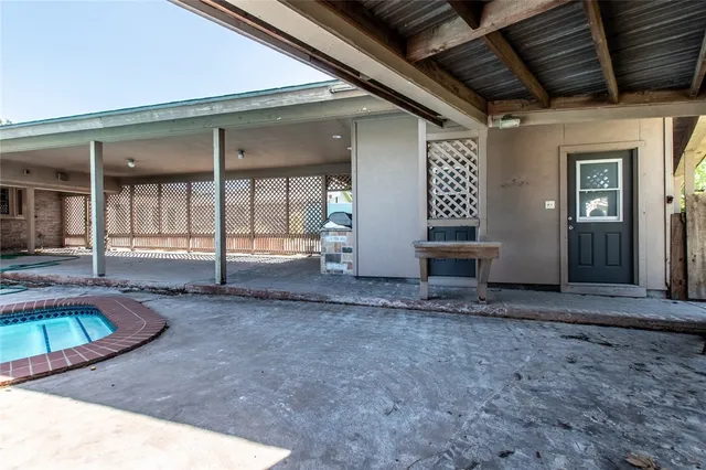 a view of a house with backyard and porch