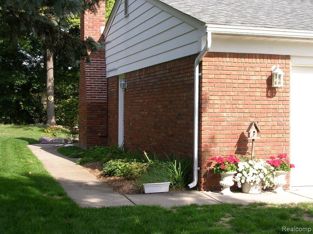 570 Lake Forest Road Rochester, MI 48309 - Photo 21 of 25 Sidewalk to Back