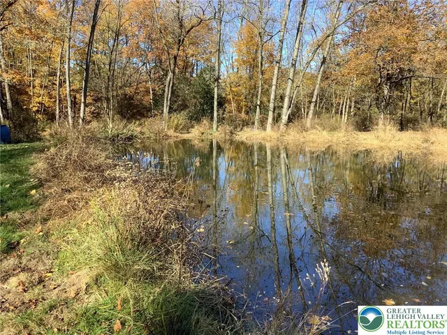 a view of residential house with trees