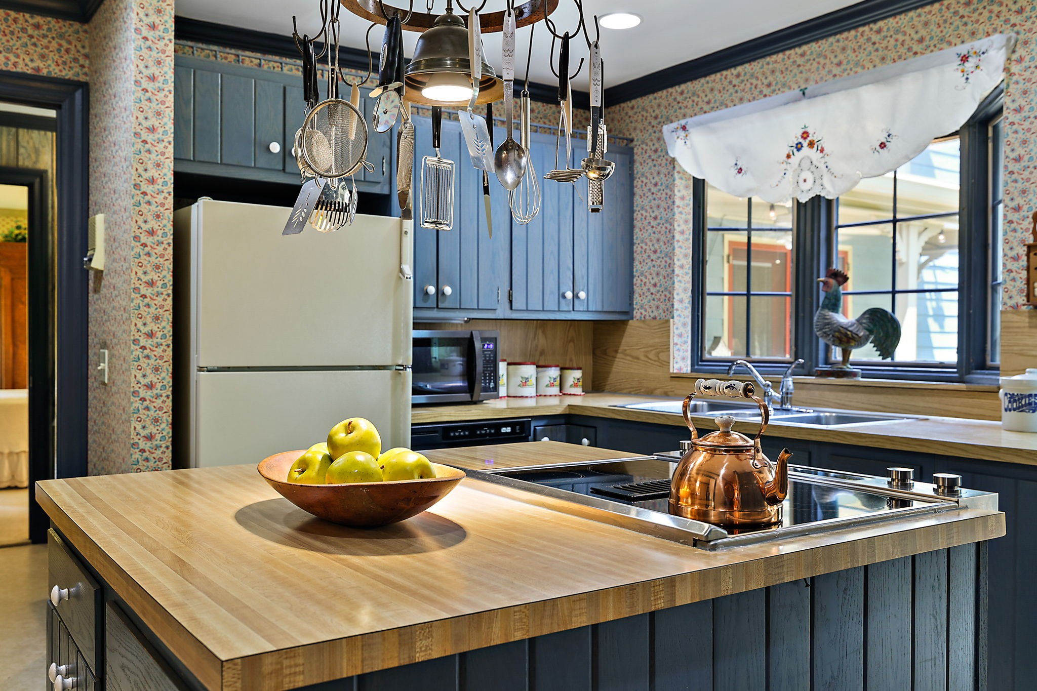 7797 Murfreesboro Road Lebanon, TN 37090 - Photo 23 of 57 a kitchen with a table and chairs