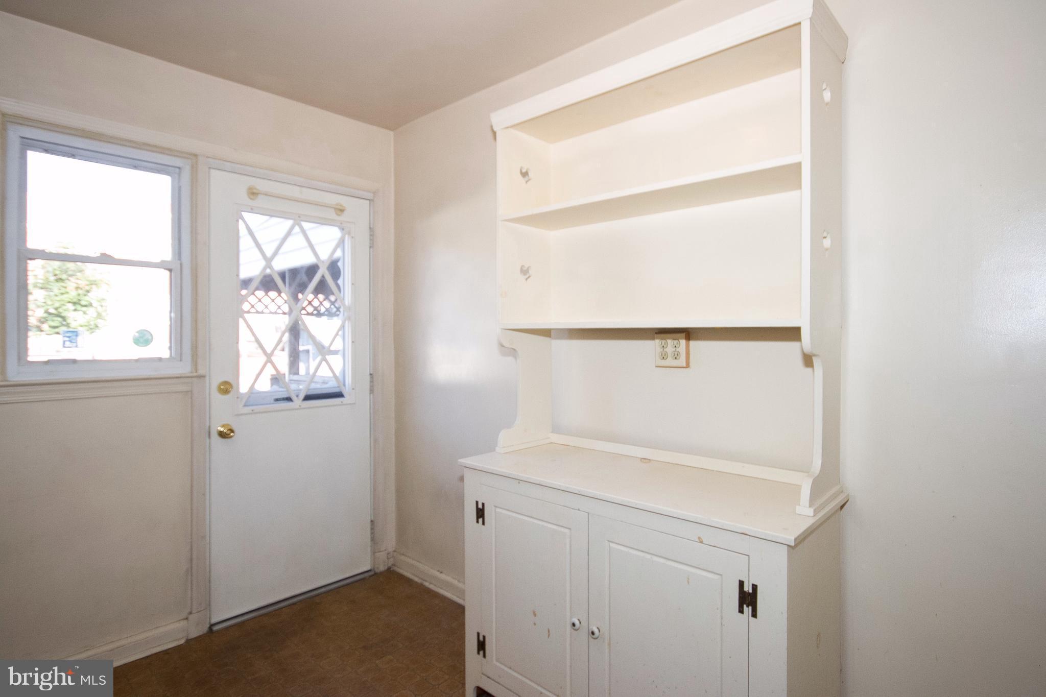 136 Garden Ridge Road Baltimore, MD 21228 - Photo 10 of 25 a utility room with a window dryer and washer