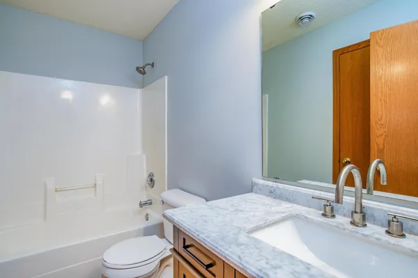 $2,850 | 916 Parkside Boulevard, Hopkins, MN 55343