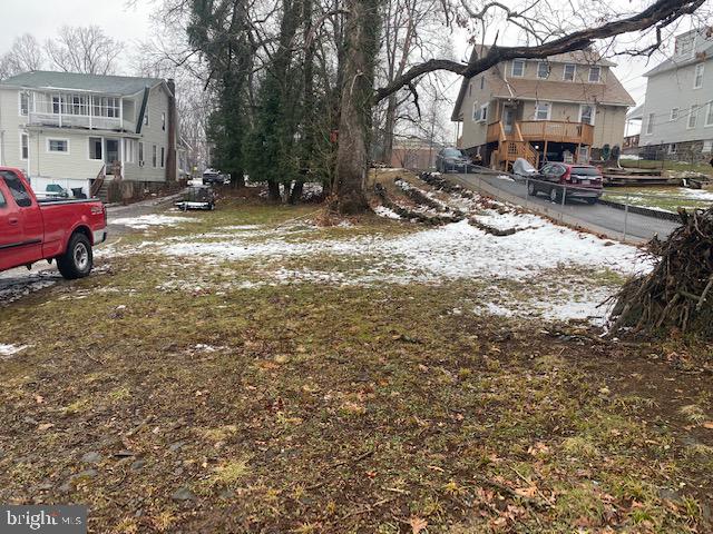 a view of a yard with cars