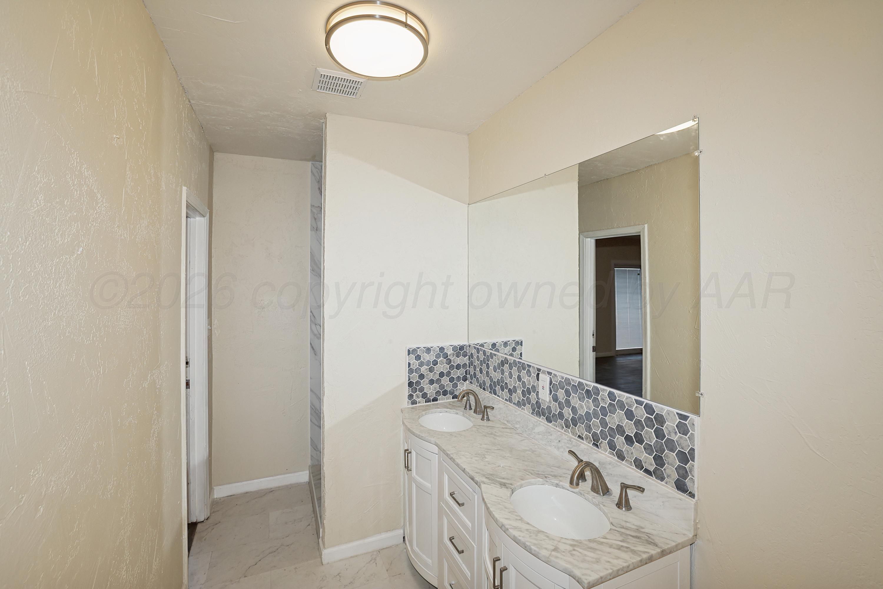 1203 Sycamore Avenue Amarillo, TX 79107 - Photo 10 of 21 14-Primary Bath