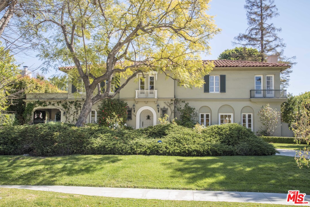 508 South Rimpau Boulevard Los Angeles, CA 90020 - Photo 1 of 48 a front view of a house with a garden