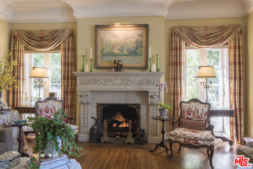 508 South Rimpau Boulevard Los Angeles, CA 90020 - Photo 11 of 48 a living room with furniture and a fireplace