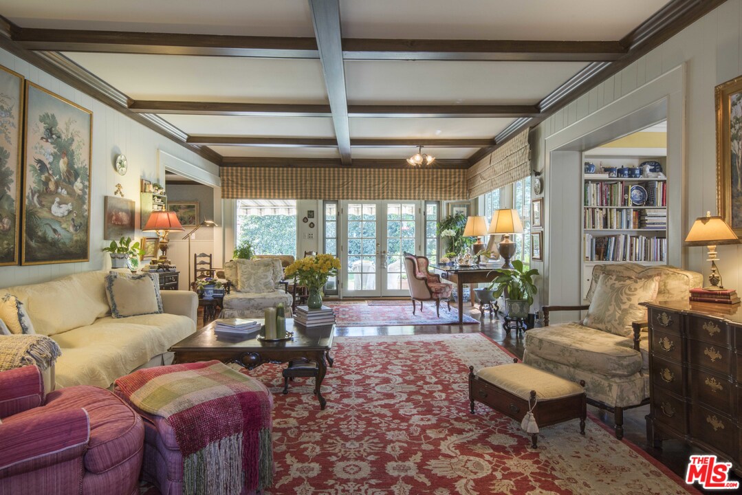 508 South Rimpau Boulevard Los Angeles, CA 90020 - Photo 13 of 48 a living room with furniture and a large window