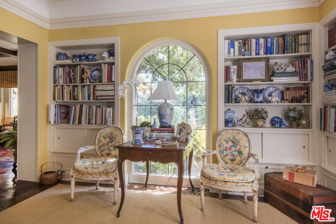 508 South Rimpau Boulevard Los Angeles, CA 90020 - Photo 19 of 48 a living room with furniture and a book shelf