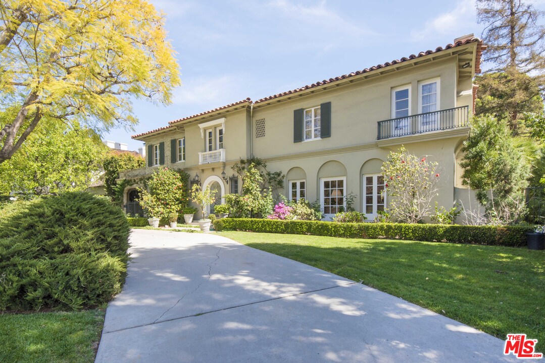 508 South Rimpau Boulevard Los Angeles, CA 90020 - Photo 2 of 48 a front view of a house with garden