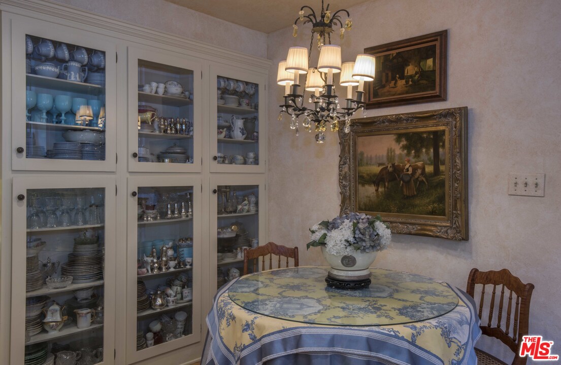 508 South Rimpau Boulevard Los Angeles, CA 90020 - Photo 25 of 48 a view of a dining room with furniture