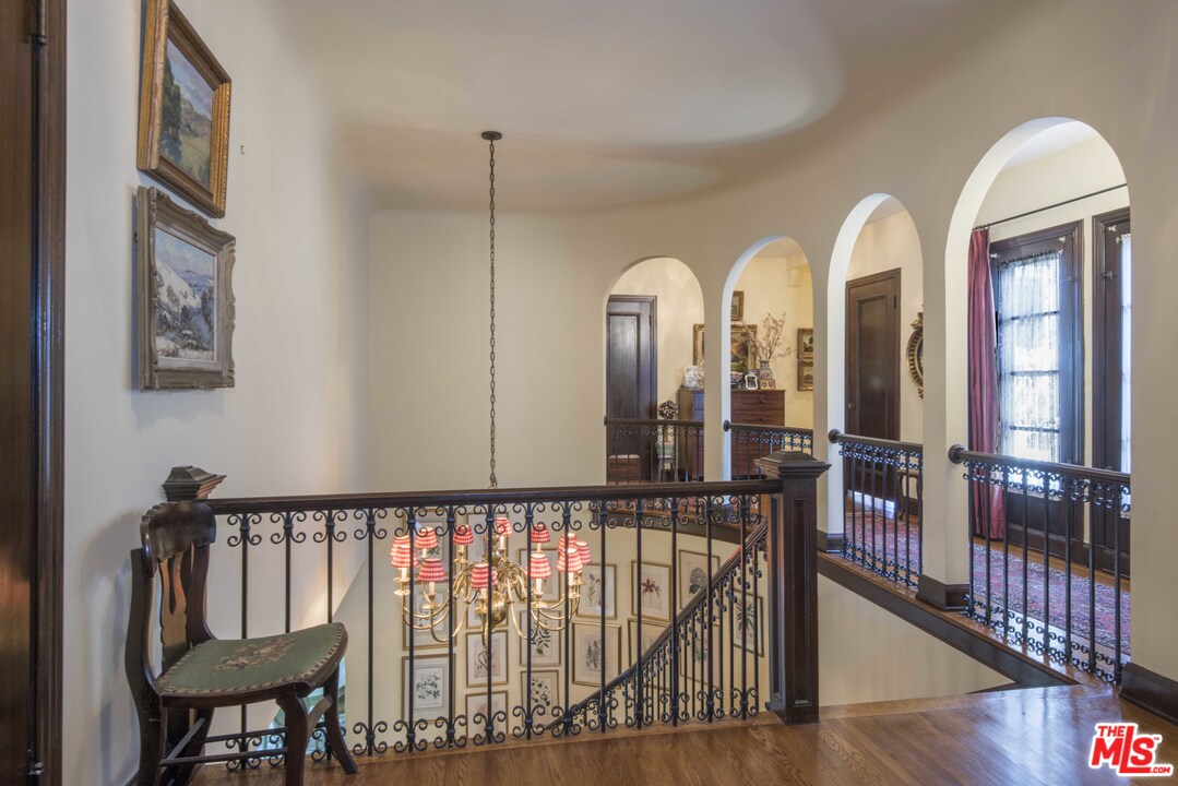 508 South Rimpau Boulevard Los Angeles, CA 90020 - Photo 27 of 48 a view of a balcony