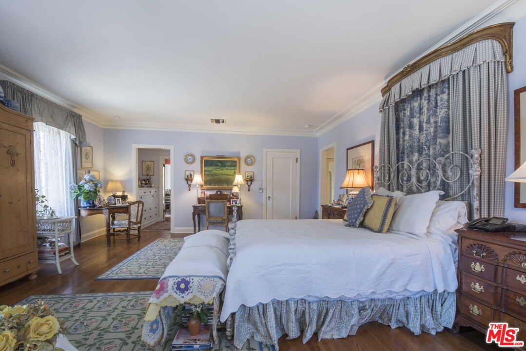 508 South Rimpau Boulevard Los Angeles, CA 90020 - Photo 29 of 48 a bedroom with a bed a table and chair