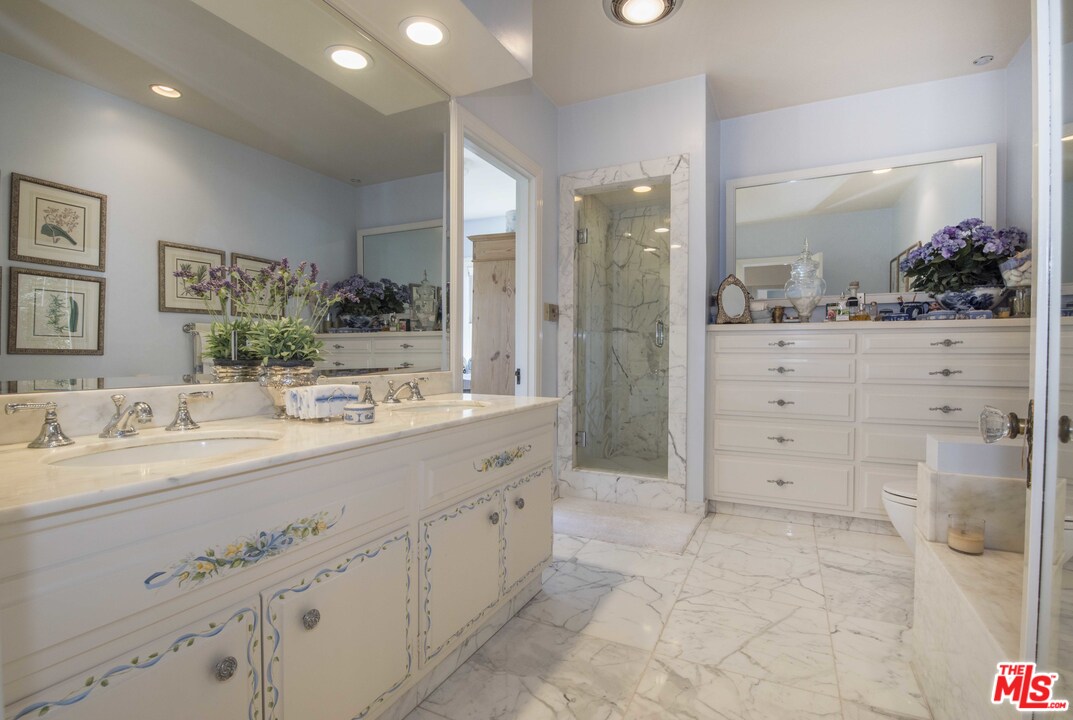 508 South Rimpau Boulevard Los Angeles, CA 90020 - Photo 30 of 48 a bathroom with a double vanity sink mirror and double