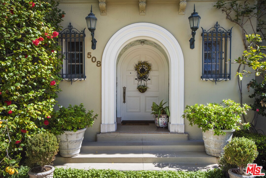 508 South Rimpau Boulevard Los Angeles, CA 90020 - Photo 3 of 48 a front view of a house with a garden