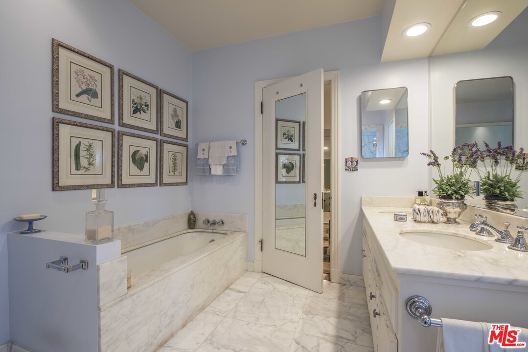 508 South Rimpau Boulevard Los Angeles, CA 90020 - Photo 31 of 48 a spacious bathroom with a tub sink and mirror
