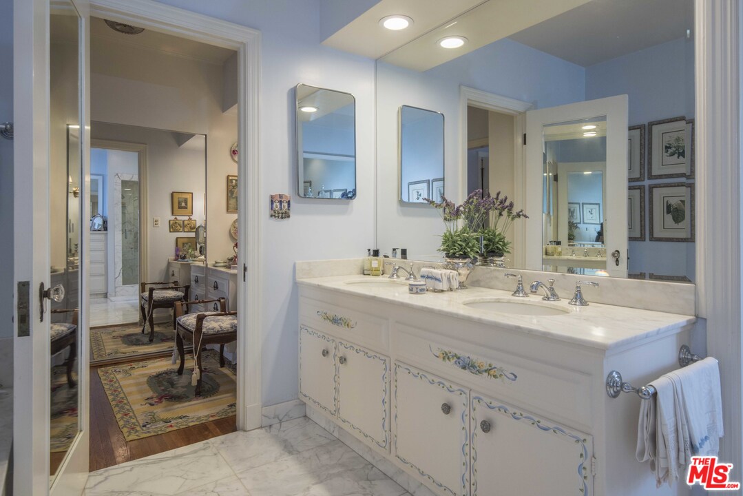 508 South Rimpau Boulevard Los Angeles, CA 90020 - Photo 32 of 48 a bathroom with double vanity sinks and a mirror