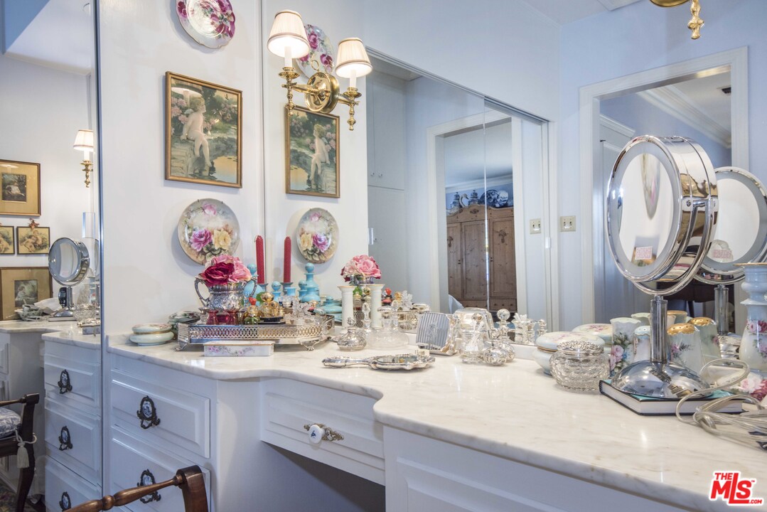 508 South Rimpau Boulevard Los Angeles, CA 90020 - Photo 33 of 48 a bathroom with mirror and a sink