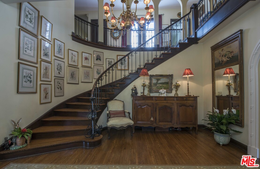 508 South Rimpau Boulevard Los Angeles, CA 90020 - Photo 4 of 48 a view of entryway with a front door