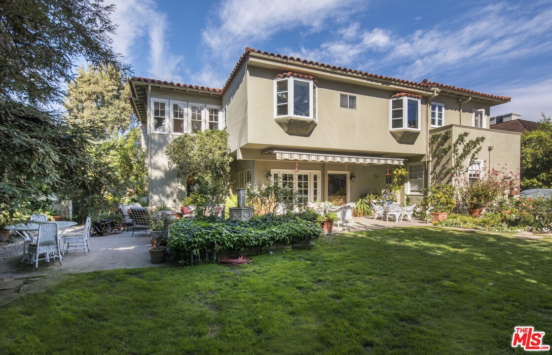 508 South Rimpau Boulevard Los Angeles, CA 90020 - Photo 41 of 48 a front view of a house with a yard table and chairs