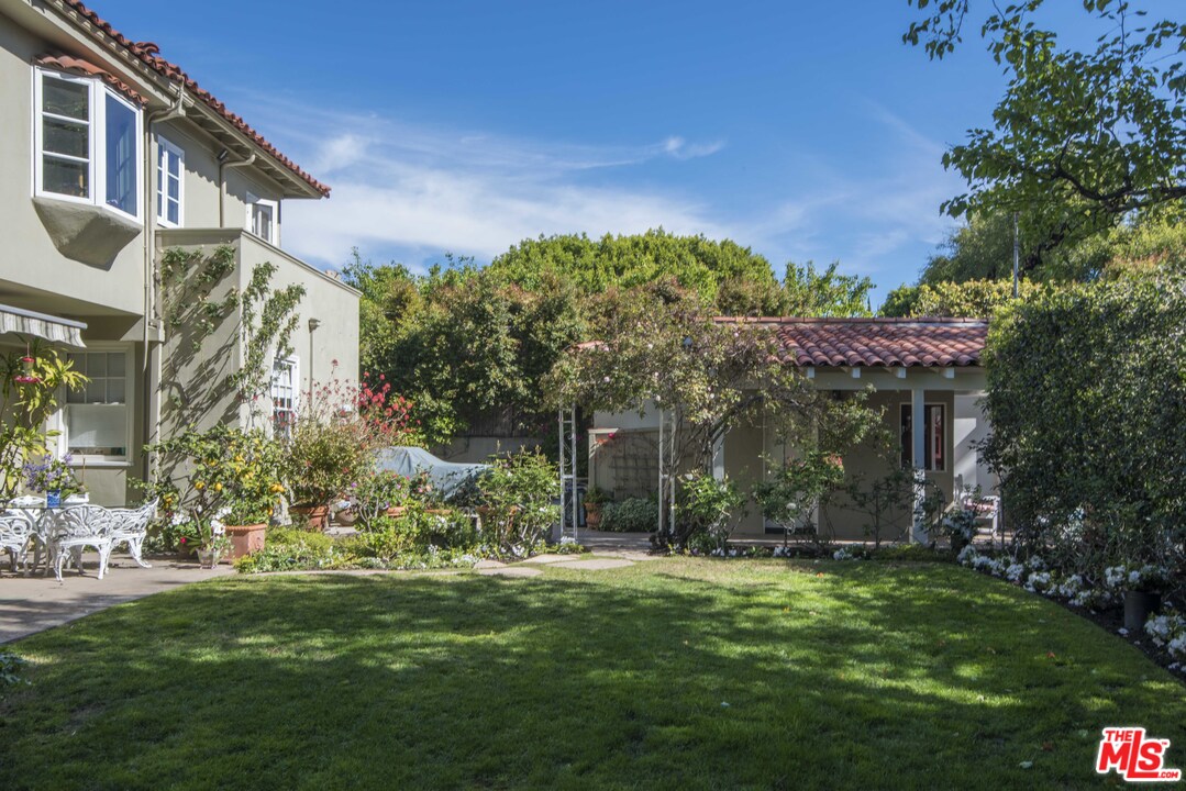 508 South Rimpau Boulevard Los Angeles, CA 90020 - Photo 42 of 48 a front view of a house with a garden