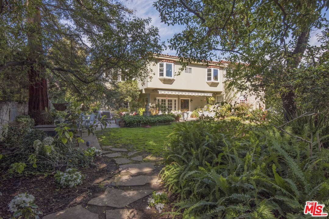 508 South Rimpau Boulevard Los Angeles, CA 90020 - Photo 43 of 48 a front view of a house with garden