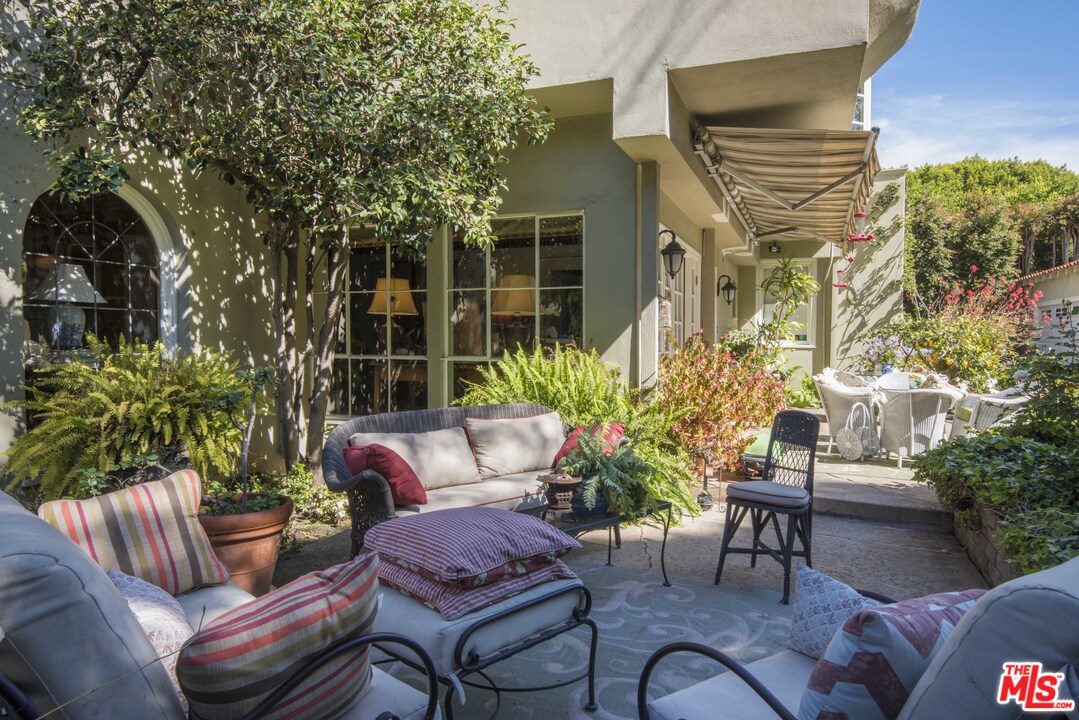508 South Rimpau Boulevard Los Angeles, CA 90020 - Photo 44 of 48 a outdoor living space with furniture and a potted plant