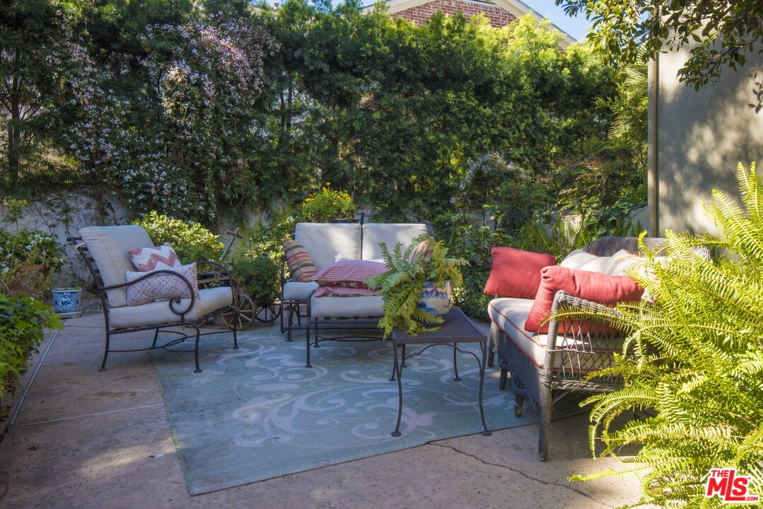 508 South Rimpau Boulevard Los Angeles, CA 90020 - Photo 45 of 48 an outdoor space with patio furniture