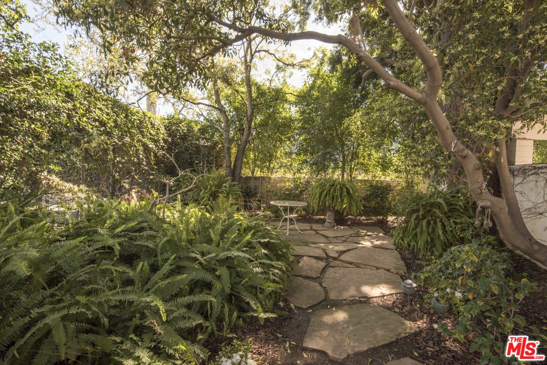508 South Rimpau Boulevard Los Angeles, CA 90020 - Photo 46 of 48 a backyard of a house