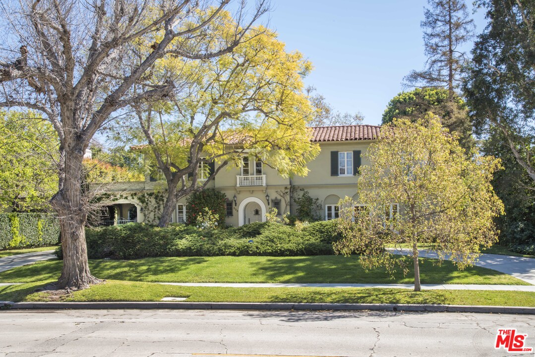 508 South Rimpau Boulevard Los Angeles, CA 90020 - Photo 48 of 48 a front view of a house with a garden and tree
