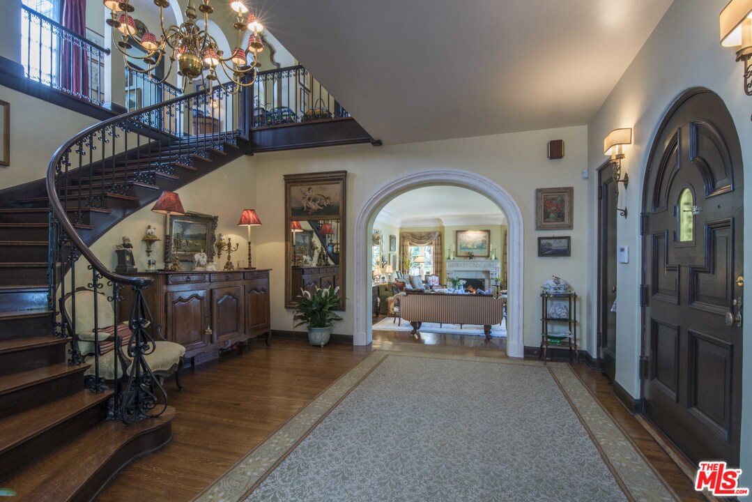 508 South Rimpau Boulevard Los Angeles, CA 90020 - Photo 5 of 48 a view of living room and dining room