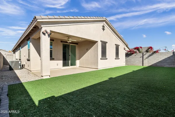 a view of a house with backyard