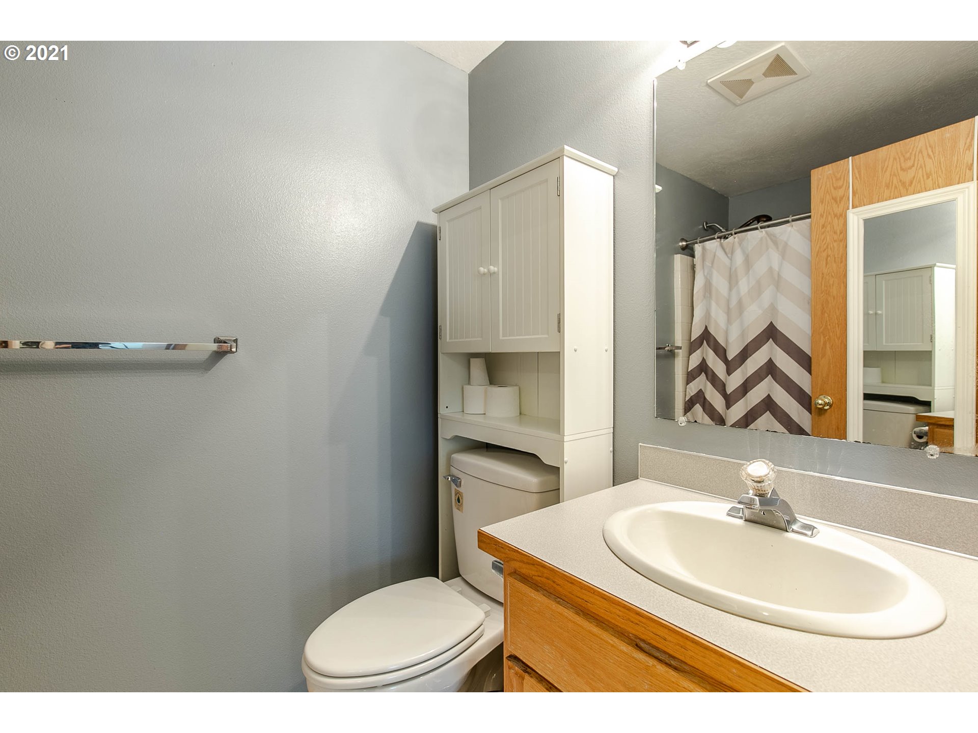 4049 Virginia Avenue Springfield, OR 97478 - Photo 18 of 32 a bathroom with a sink a toilet and a mirror