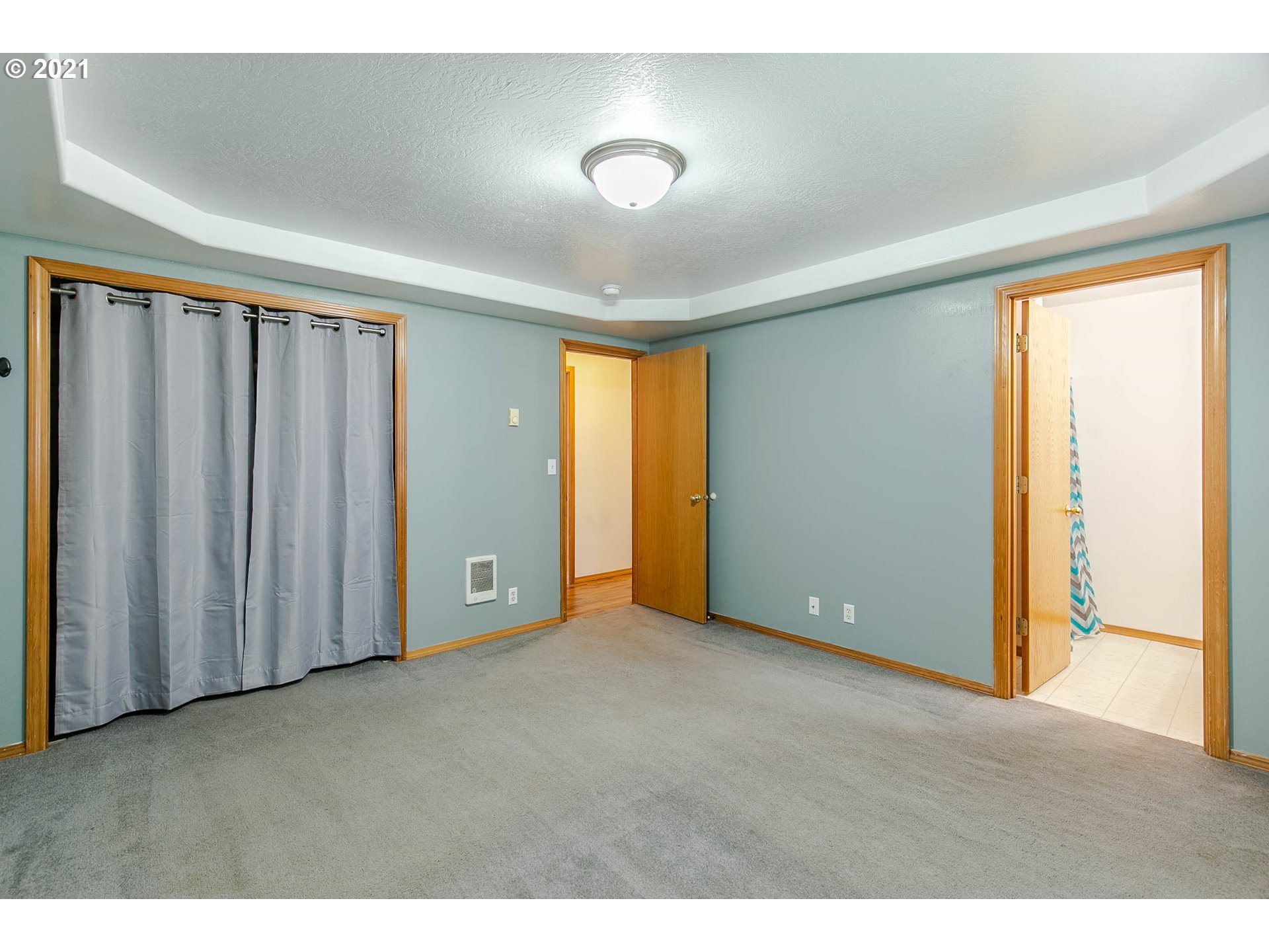 4049 Virginia Avenue Springfield, OR 97478 - Photo 25 of 32 a view of an empty room with a window