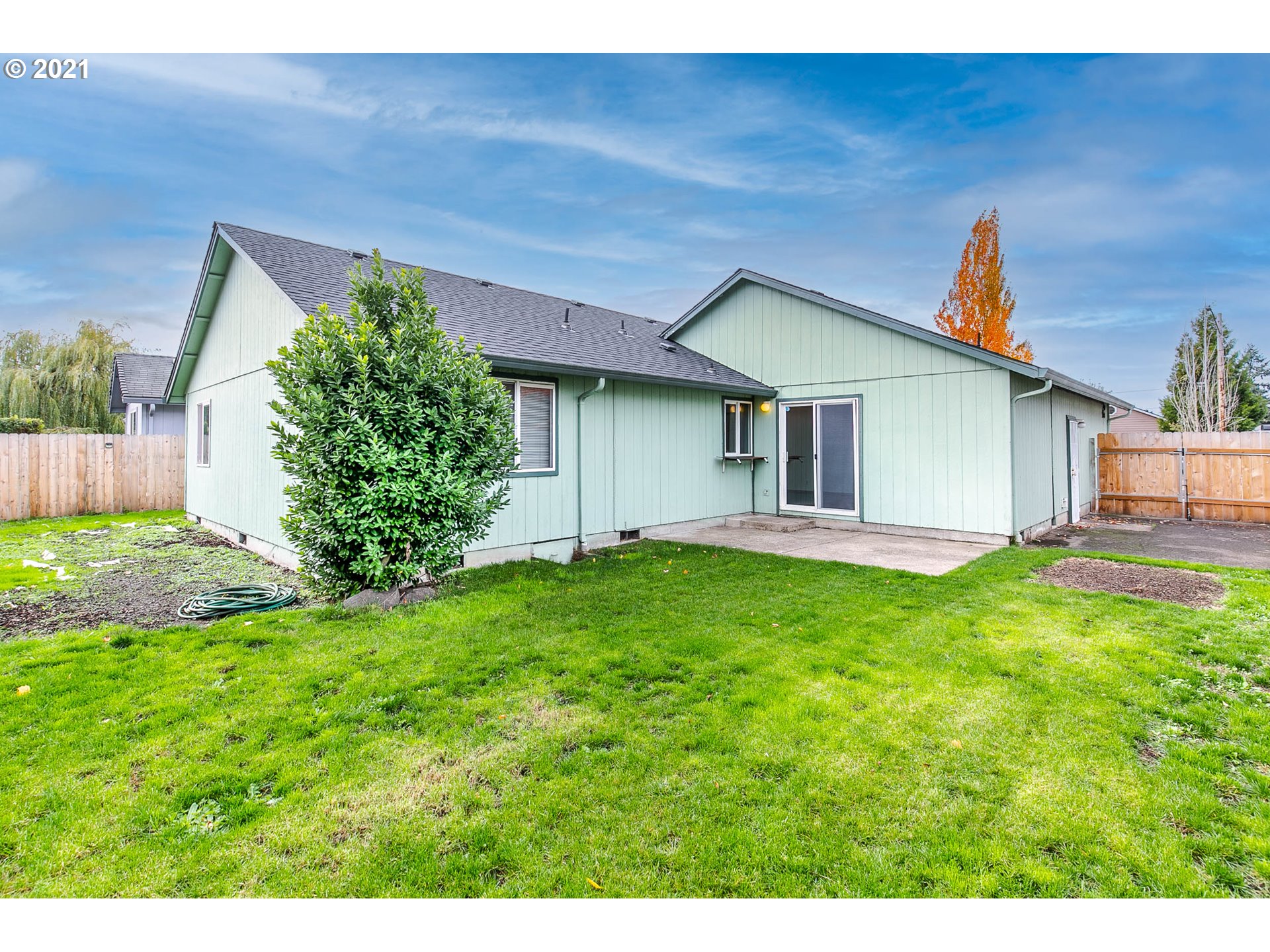 4049 Virginia Avenue Springfield, OR 97478 - Photo 31 of 32 a front view of house with yard and green space