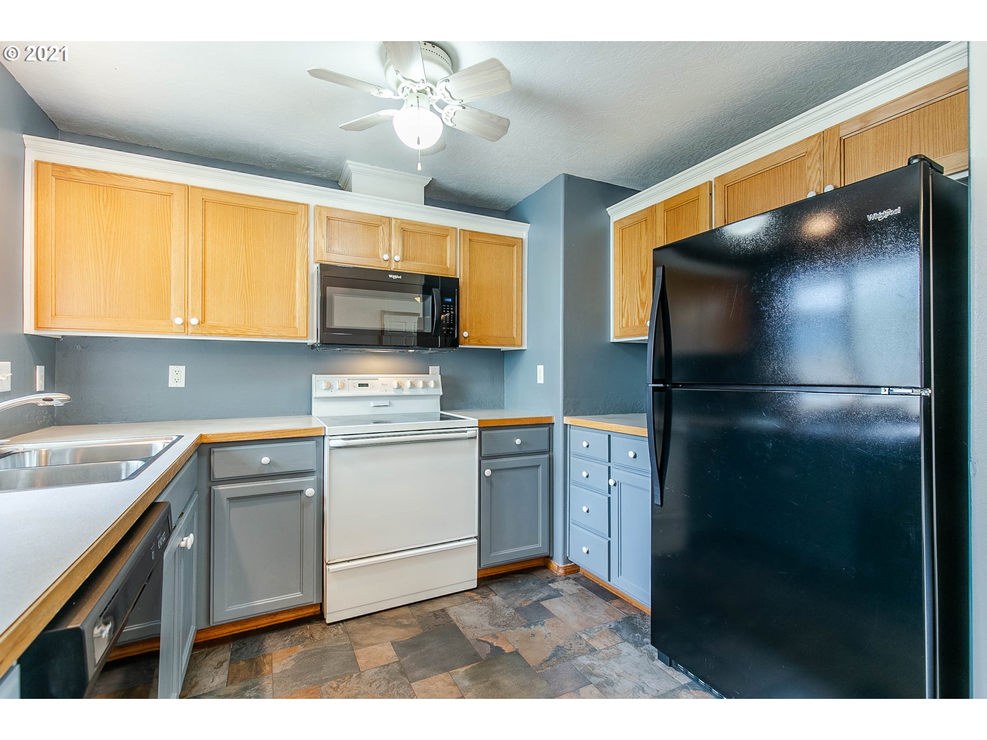 4049 Virginia Avenue Springfield, OR 97478 - Photo 10 of 32 a kitchen with a refrigerator and a sink