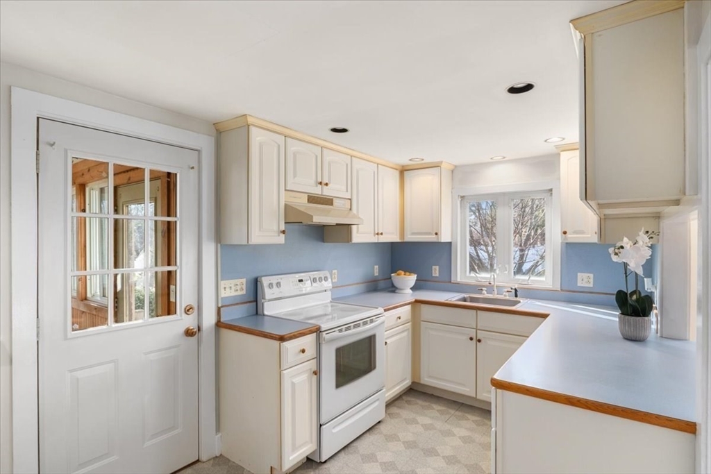 75 Bruce Road Walpole, MA 02081 - Photo 6 of 20