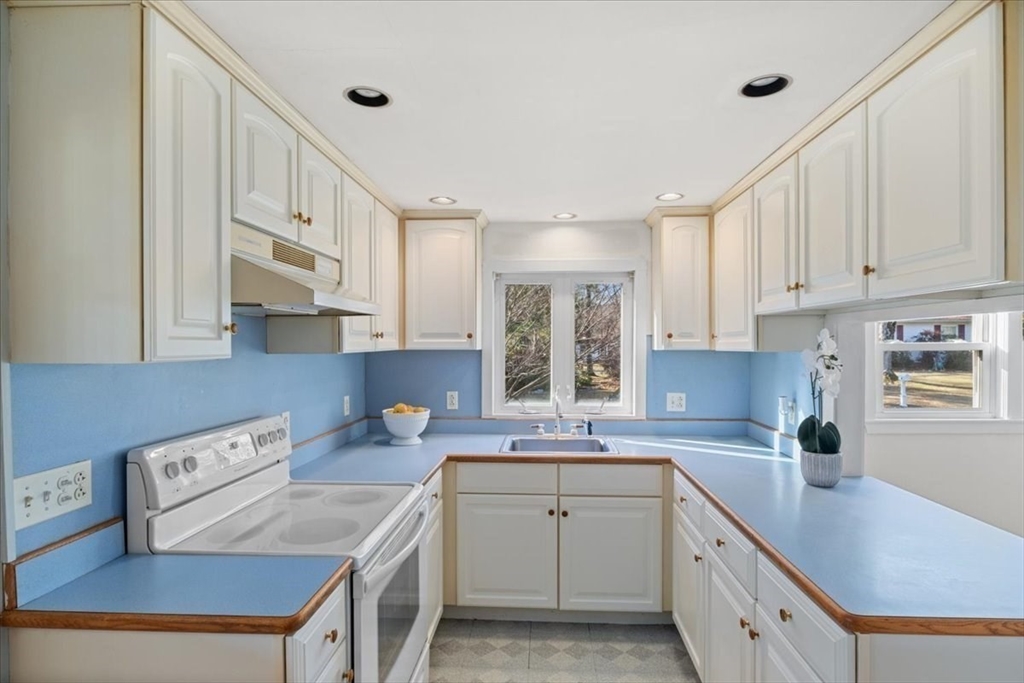 75 Bruce Road Walpole, MA 02081 - Photo 7 of 20