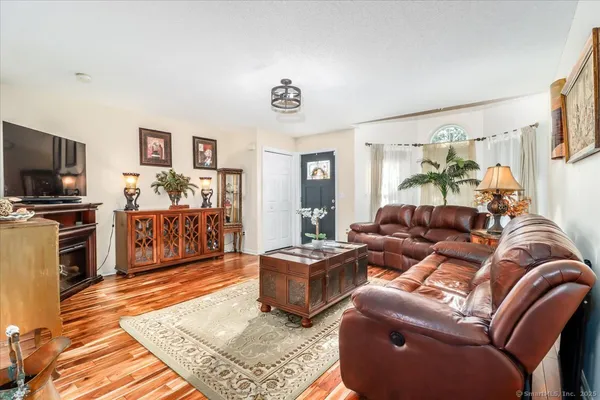 $599,900 | 17 Olde Village Circle, Unit 17, Wallingford, CT 06492