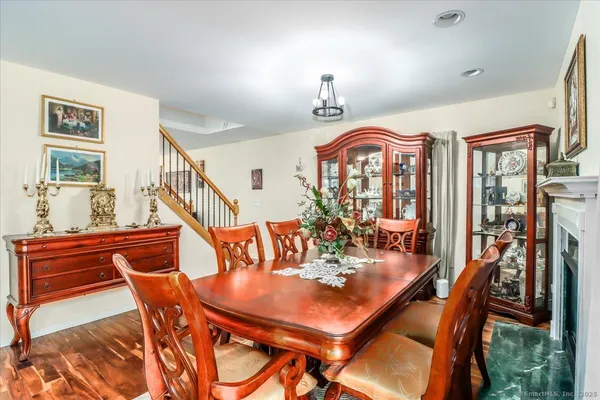 $599,900 | 17 Olde Village Circle, Unit 17, Wallingford, CT 06492