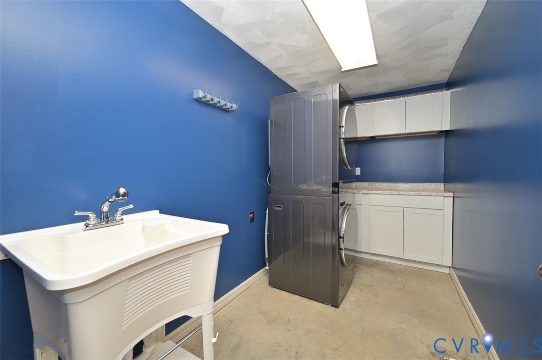 425 Starview Lane Gum Spring, VA 23065 - Photo 38 of 50 a utility room with dryer and washer