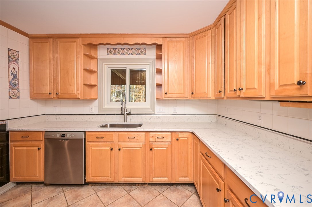 425 Starview Lane Gum Spring, VA 23065 - Photo 6 of 50 a kitchen with granite countertop white cabinets and sink