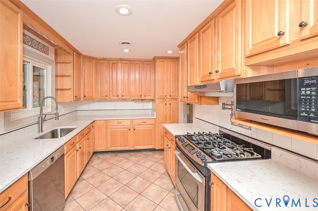 425 Starview Lane Gum Spring, VA 23065 - Photo 7 of 50 a kitchen with stainless steel appliances a stove a sink and a microwave