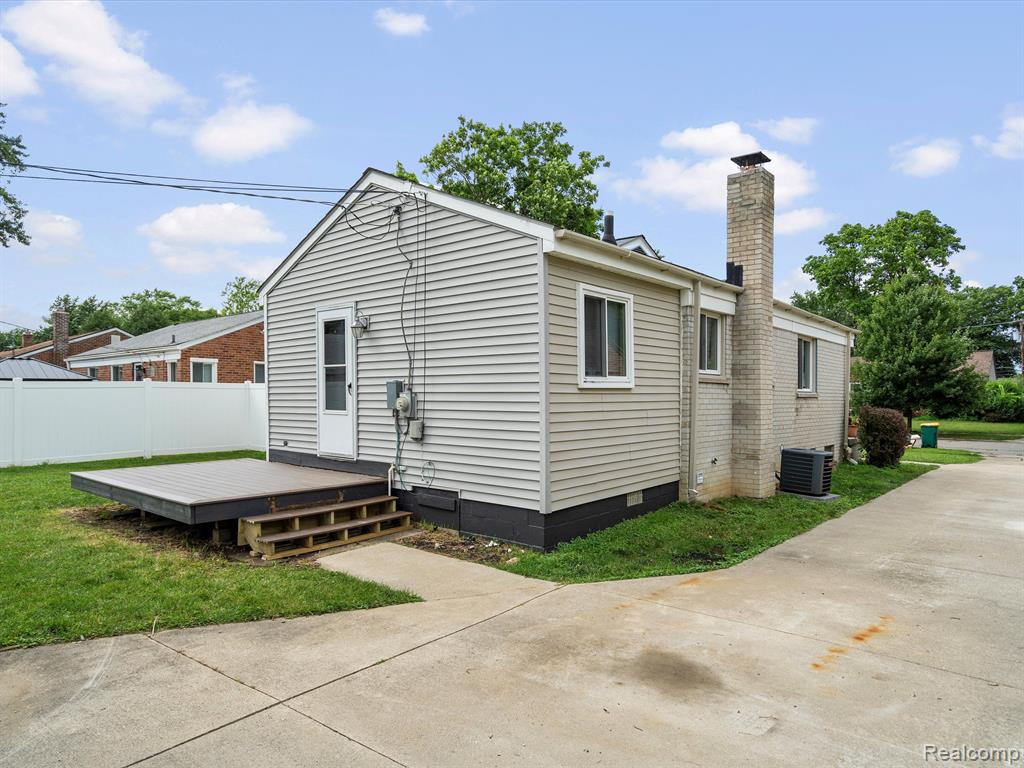 31553 Marblehead Road Farmington, MI 48336 - Photo 27 of 32