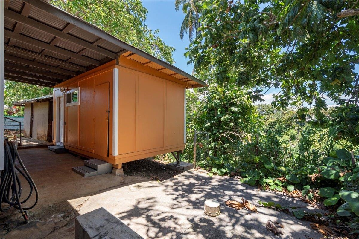 752 Noholani Street Haiku, HI 96708 - Photo 37 of 45 a backyard of a house with table and chairs