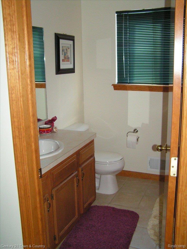 204 South Conklin Road Lake Orion, MI 48362 - Photo 10 of 14 Full Bath