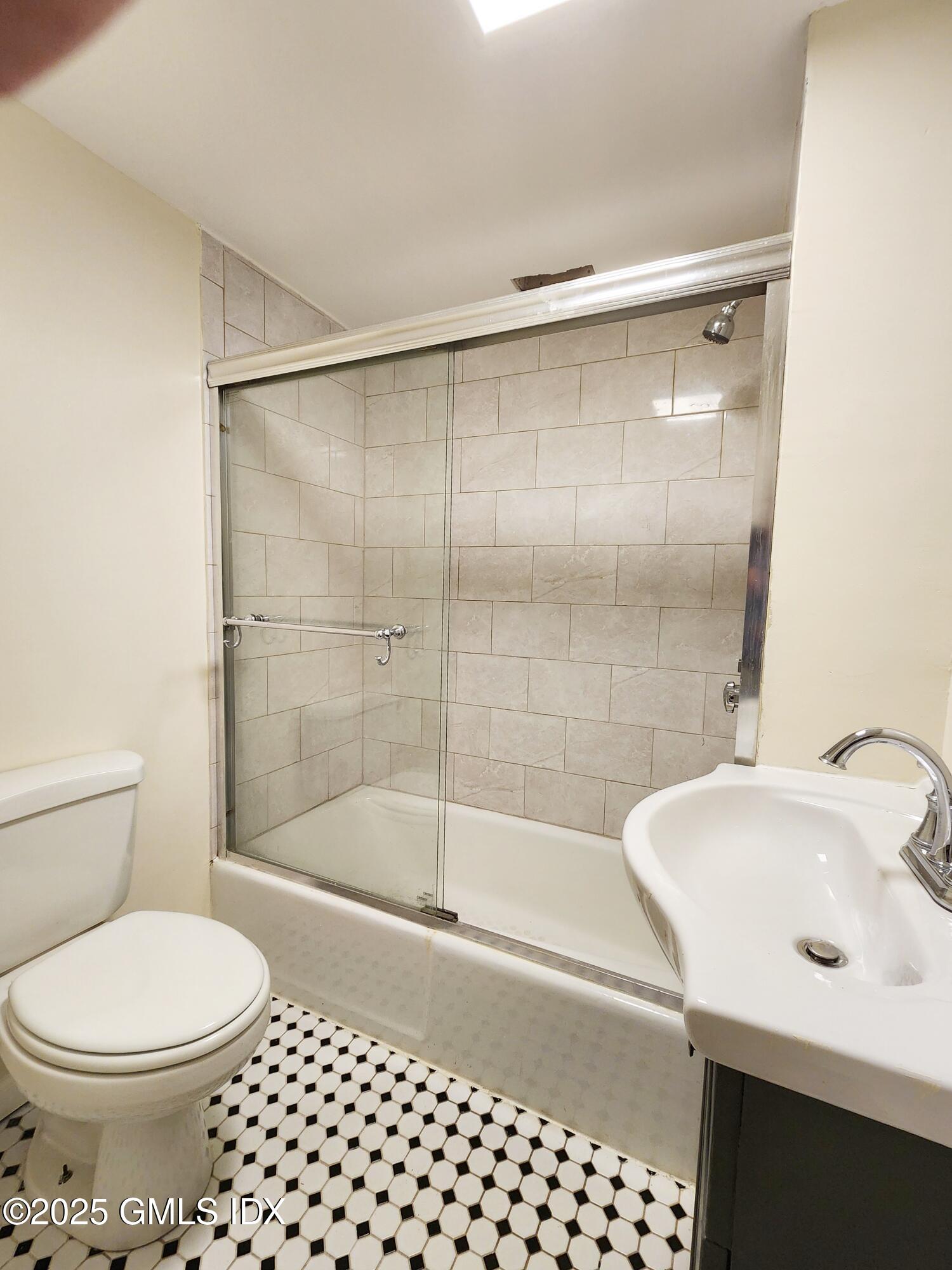 336 Hamilton Avenue, Unit B Greenwich, CT 06830 - Photo 10 of 16 a bathroom with a sink mirror toilet and bathtub